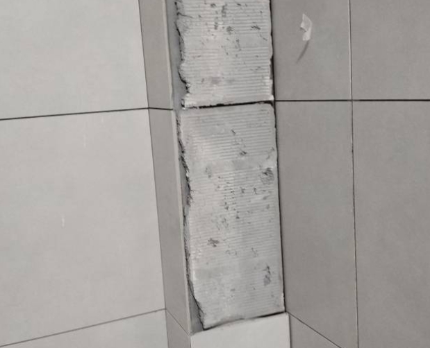沾益瓷砖空鼓维修公司分享下瓷砖施工前基层浇水润湿程度不足，可能导致以下问题